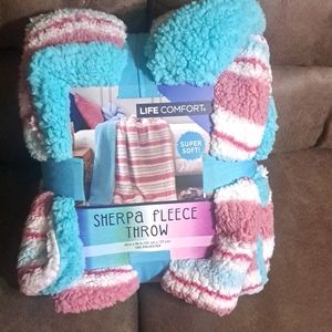 NWT Life Comfort Sherpa Fleece Throw 40x50 inches